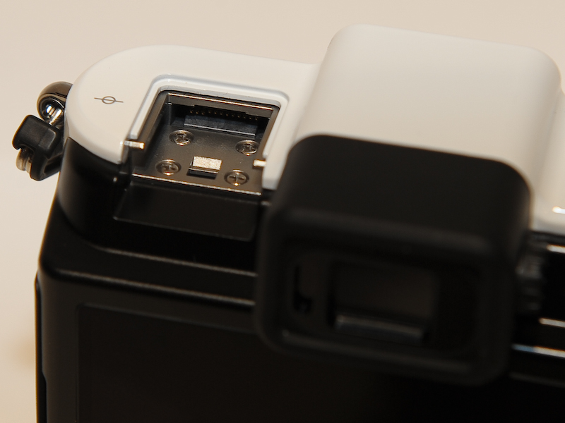 <b>Nikon 1 V1はマルチアクセサリーポートを備える</b>