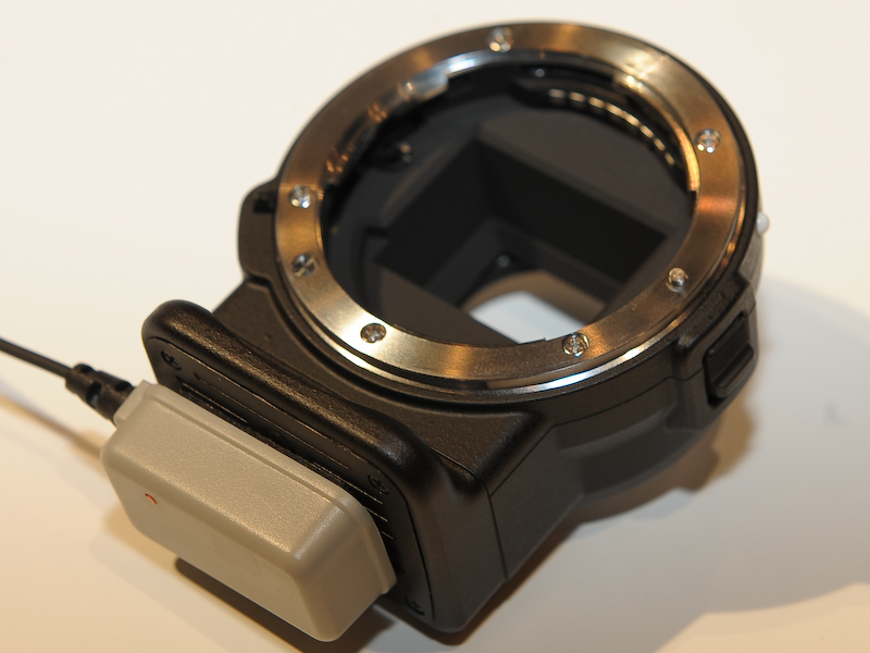 <b>Fマウント用マウントアダプター「FT1」。会場には動作するモデルはまだ無かった</b>