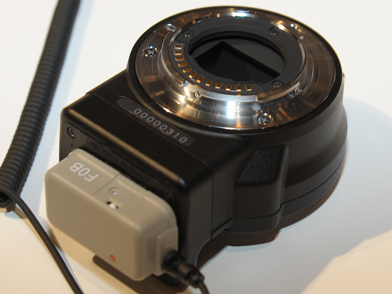 <b>Fマウント用マウントアダプター「FT1」。会場には動作するモデルはまだ無かった</b>