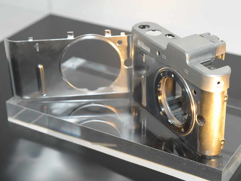 <b>両機種とも外装は金属製</b>