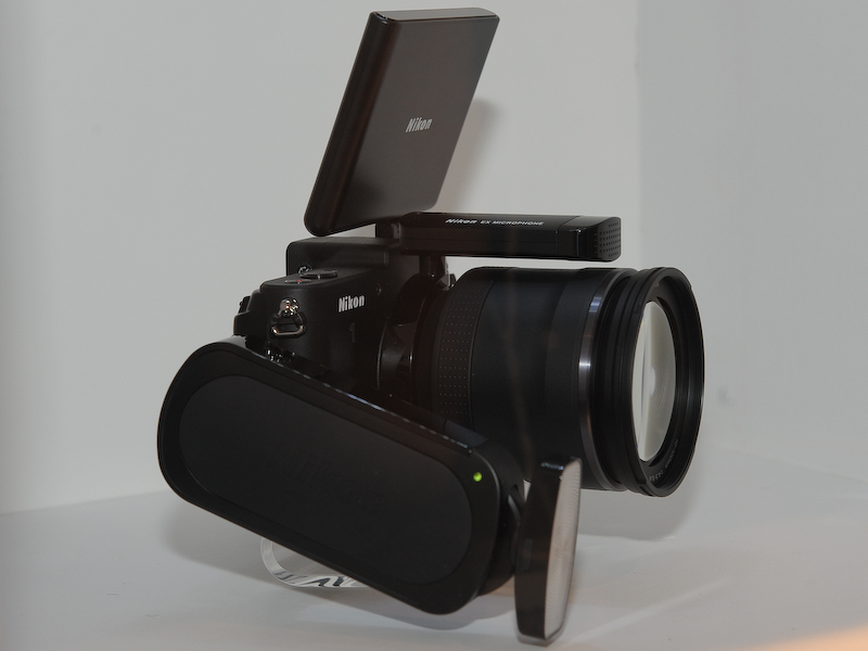 <b>動画撮影向けというアクセサリーを装着したところ</b>