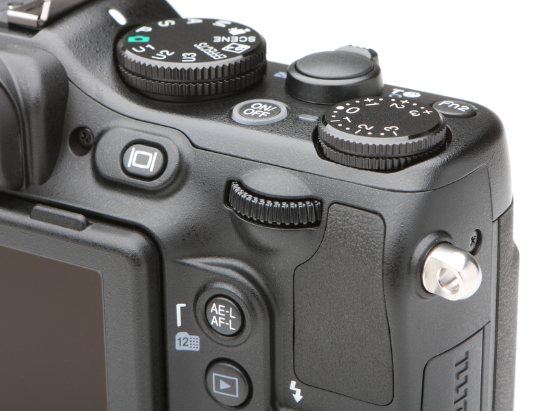<b>カメラ背面のコマンドダイヤルも露出している側面の面積が広くなり、操作しやすくなっている。AE-L/AF-Lボタンもこの位置のほうが、押しやすい</b>