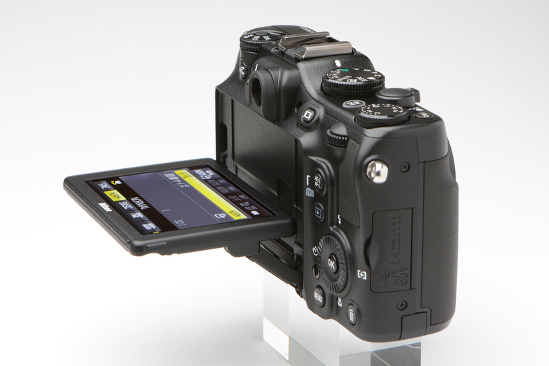 <b>チルト式液晶モニター用は、上方向に105°、下方向に81°可動。視野角も広いためさまざまなアングルでの撮影をサポートする。液晶モニターは3インチ、約92万ドット</b>