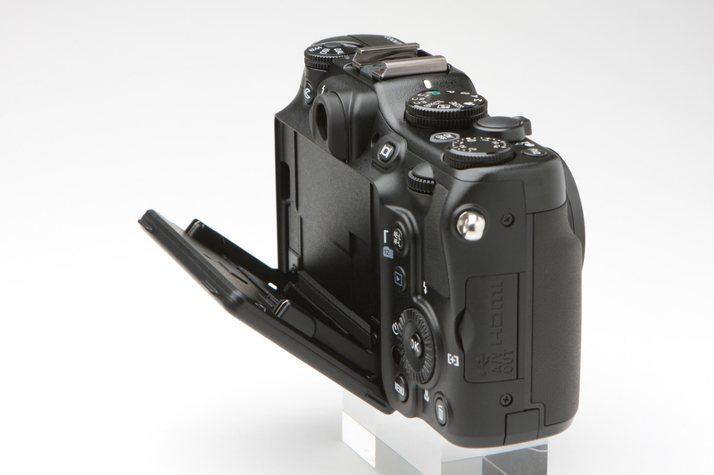 <b>チルト式液晶モニター用は、上方向に105°、下方向に81°可動。視野角も広いためさまざまなアングルでの撮影をサポートする。液晶モニターは3インチ、約92万ドット</b>