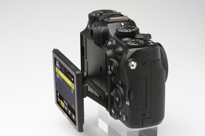 <b>チルト式液晶モニター用は、上方向に105°、下方向に81°可動。視野角も広いためさまざまなアングルでの撮影をサポートする。液晶モニターは3インチ、約92万ドット</b>