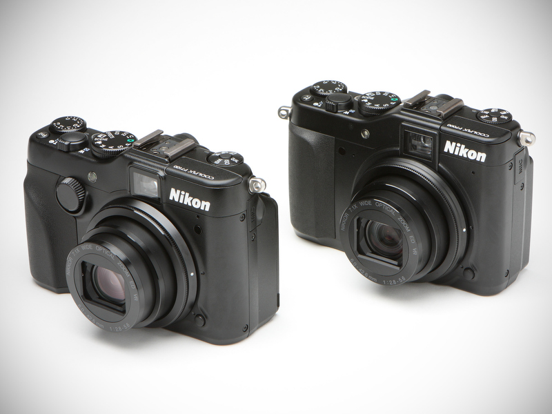 <b>カメラ前面部の大きな違いはサブコマンドダイヤルの有無と、それに合わせたグリップのシェイプとなる。両モデルともボディはミラーレスモデル単体と同程度か大きい</b>