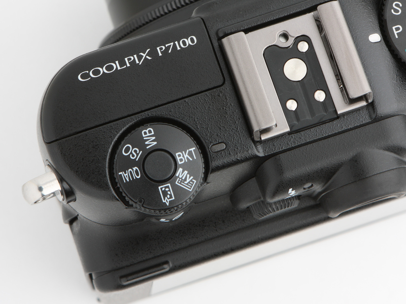 <b>ピクチャーコントロールが追加されたクイックメニューダイヤル。こちらも慣れるとたいへん使いやすい。ボディ側面のカーブはP7000よりもより丸くなった</b>