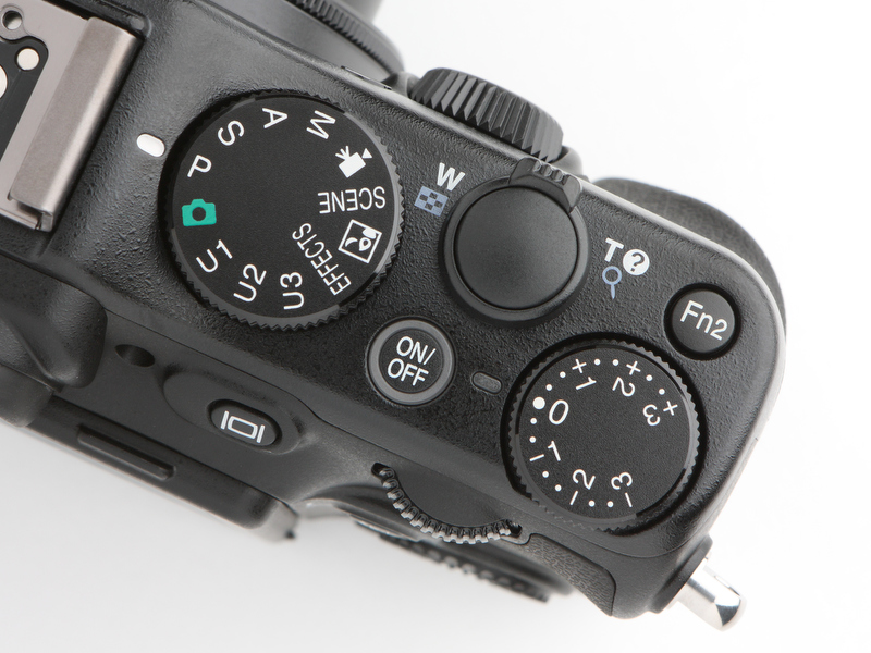 <b>シャッターボタン側のカメラ上部。アナログ式の露出補正ダイヤルは操作しやすく視認性もよい。こうやって見ると、2つのコマンドダイヤルの位置関係がよく分かる</b>