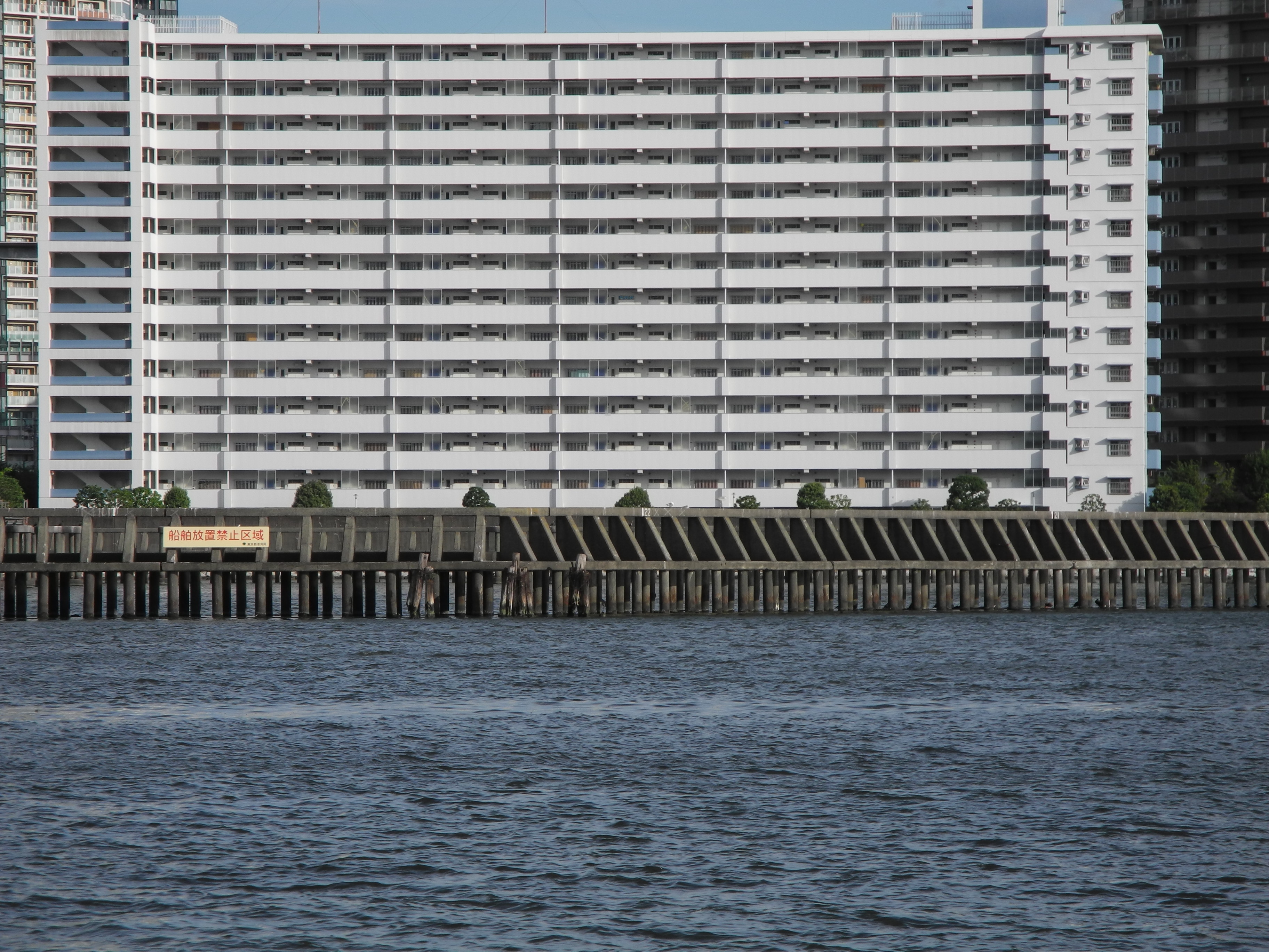 <b>望遠端 / COOLPIX P7100 / 約2.4MB / 3,648×2,736 / 1/500秒 / F5.6 / -0.3EV / ISO100 / WB:オート / 42.6mm</b>