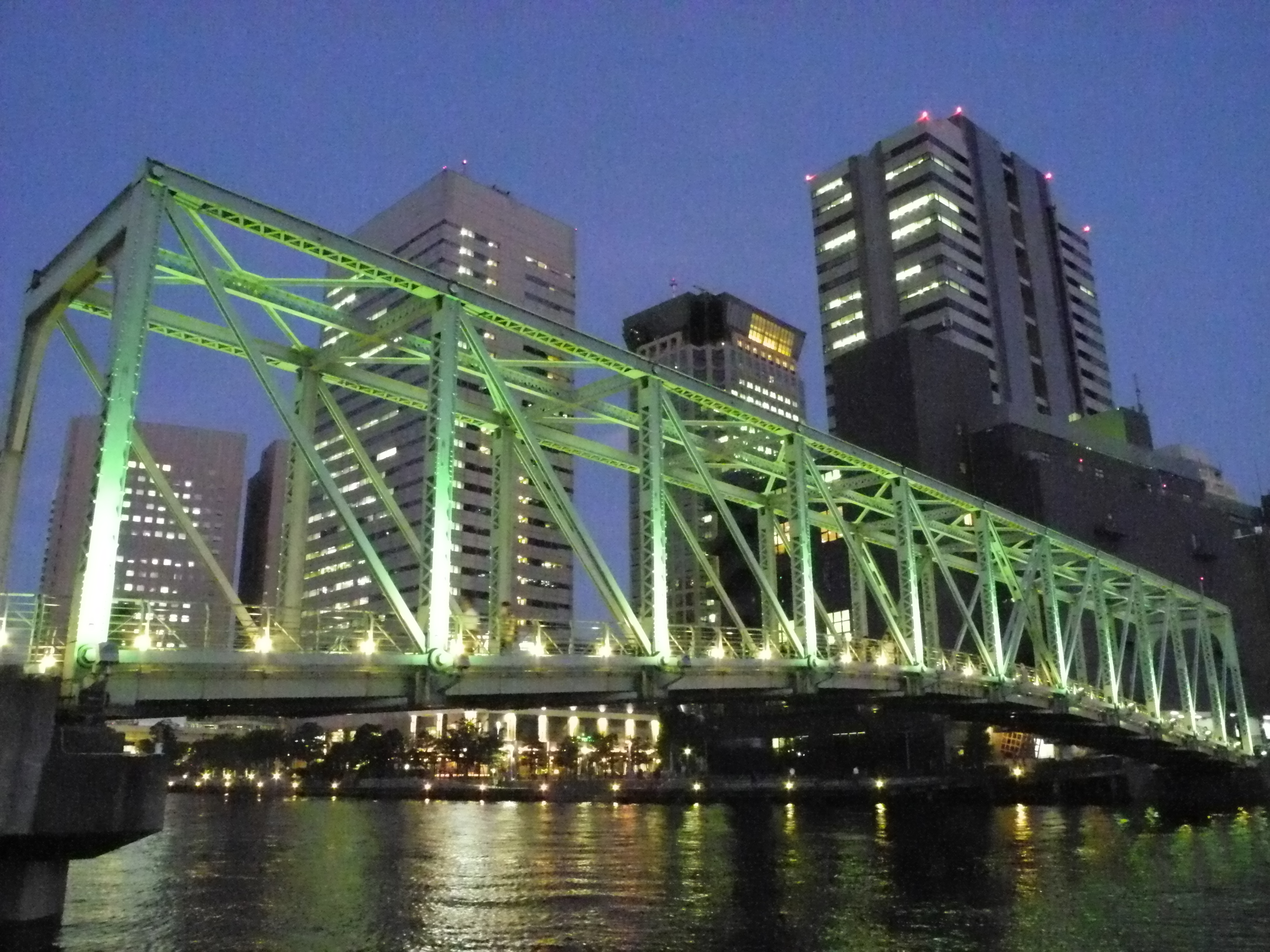 <b>NR強 / ISO6400 / COOLPIX P7100 / 約4.5MB / 3,648×2,736 / 1/13秒 / F5.6 / 0.0EV / WB:晴天 / 6mm</b>