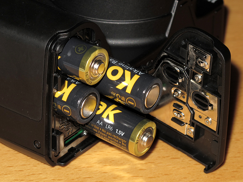 <b>電源は単3電池×4本</b>