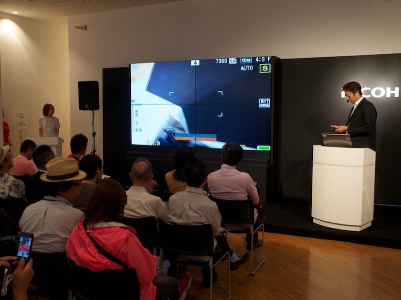 <b>企画担当者による進化点の解説も。詳細な説明に参加者も熱心に聞いていた</b>