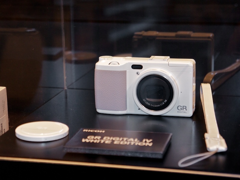 <b>GR DIGITAL IVホワイトエディション。「購入するならブラックと決めていたが、実物を見て心変わりしそう」という人も</b>