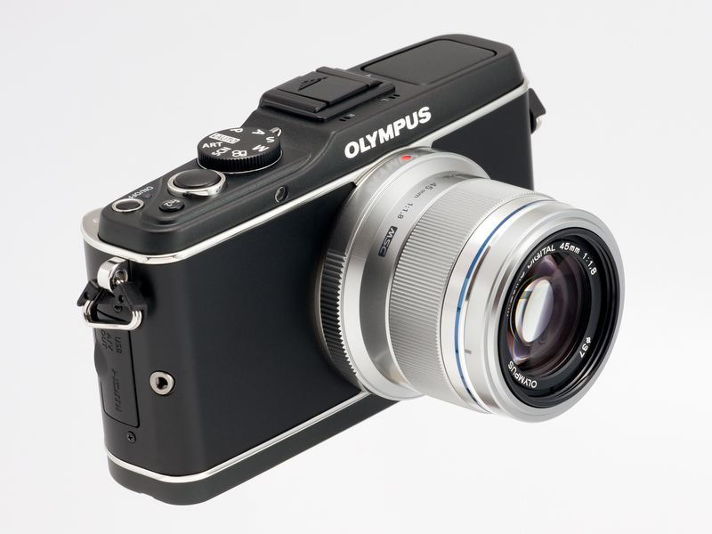 <b>M. 45mm F1.8付きのE-P3。やっぱブラック欲しいよぉ。でも、シルバー買っちゃったし。ブラック出さないでよねって思うんである</b>