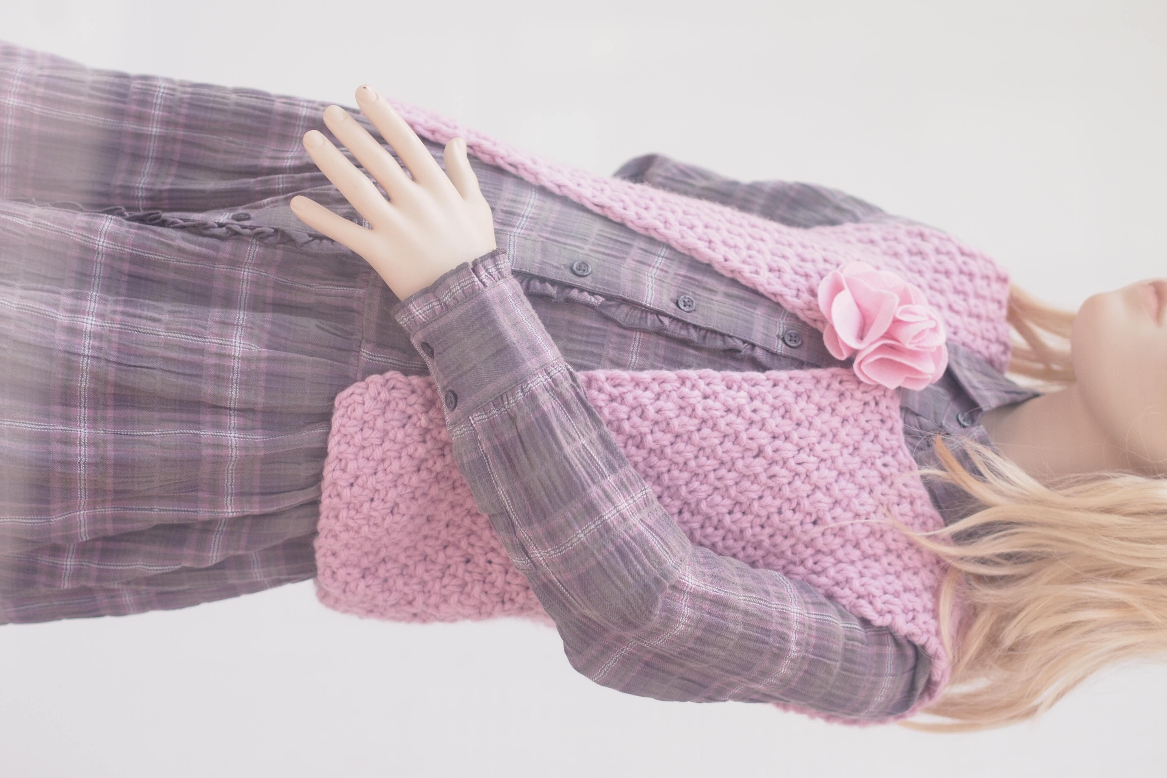 <b>ガラス越しなので少しフレアっぽいけど、袖口あたりのテクスチャーの出方とかはなかなか。E-P3 / M.ZUIKO DIGITAL 45mm F1.8 / 4,032×2,688 / 絞り優先AE / 1/800秒 / F2.2 / 1.0EV / ISO200 / WB:オート</b>