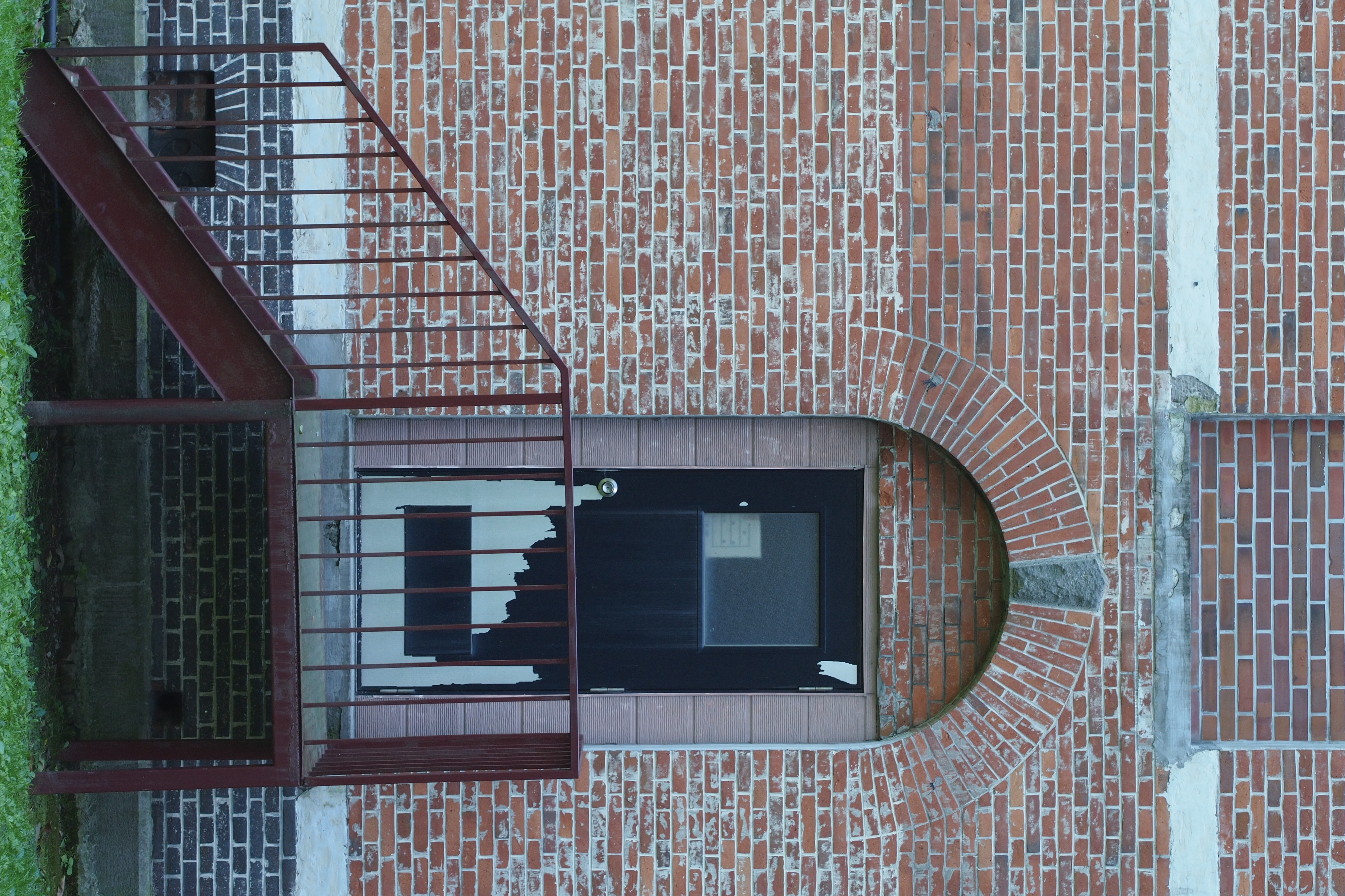 <b>こういうの撮るときって、まっすぐに撮れなくて恥ずかしい思いをすることが多いのだけれど、デジタル水準器があるとほんと助かる。E-P3 / M.ZUIKO DIGITAL 45mm F1.8 / 4,032×2,688 / 絞り優先AE / 1/125秒 / F2.8 / 0EV / ISO200 / WB:太陽光</b>