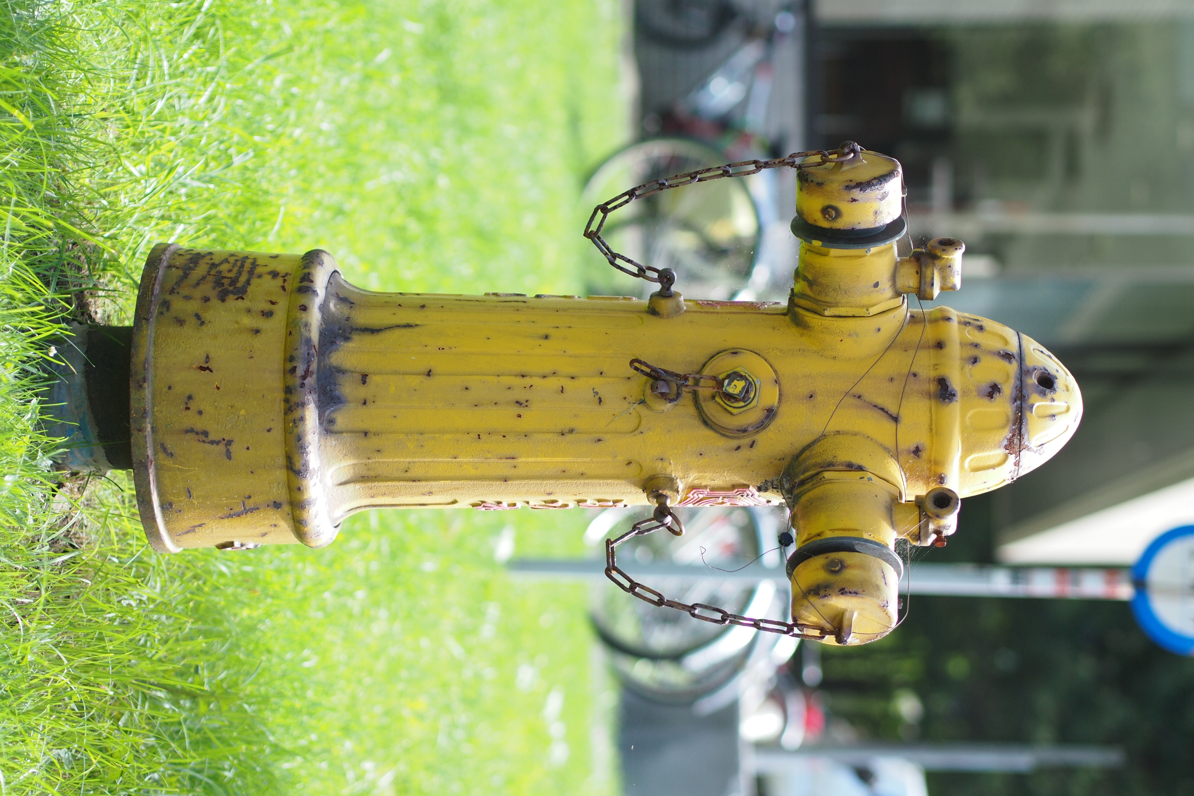 <b>こちらの消火栓はなぜか黄色が定番である。しかも、なぜか地面から少し浮いているのがまた不思議だったりする。E-P3 / M.ZUIKO DIGITAL 45mm F1.8 / 4,032×2,688 / 絞り優先AE / 1/1000秒 / F2 / 0.7EV / ISO200 / WB:太陽光</b>