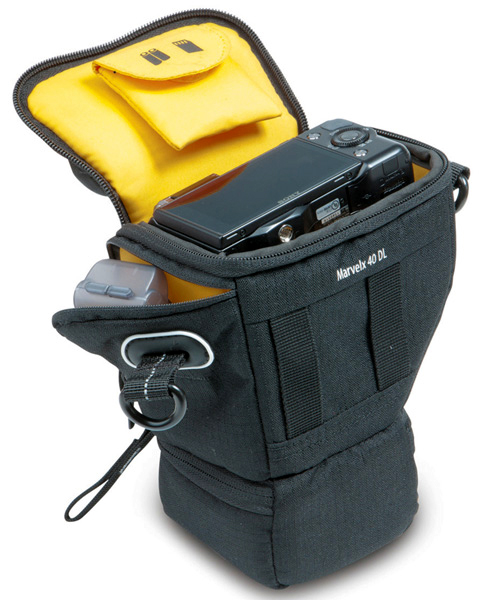 <b>フタの内側に記録メディア用ポケットを備える</b>