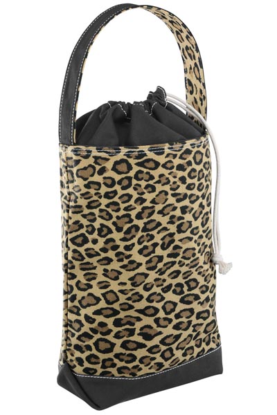 <b>プレゼントグッズのオリジナルバッグ。左からLEOPARD、WOOD LAND CAMO。外形寸法は22×37×12cm</b>