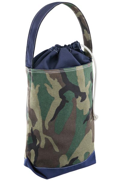 <b>プレゼントグッズのオリジナルバッグ。左からLEOPARD、WOOD LAND CAMO。外形寸法は22×37×12cm</b>