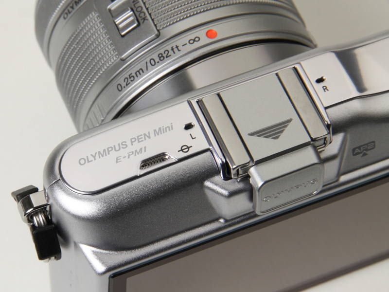 <b>上部にステレオマイクを搭載</b>