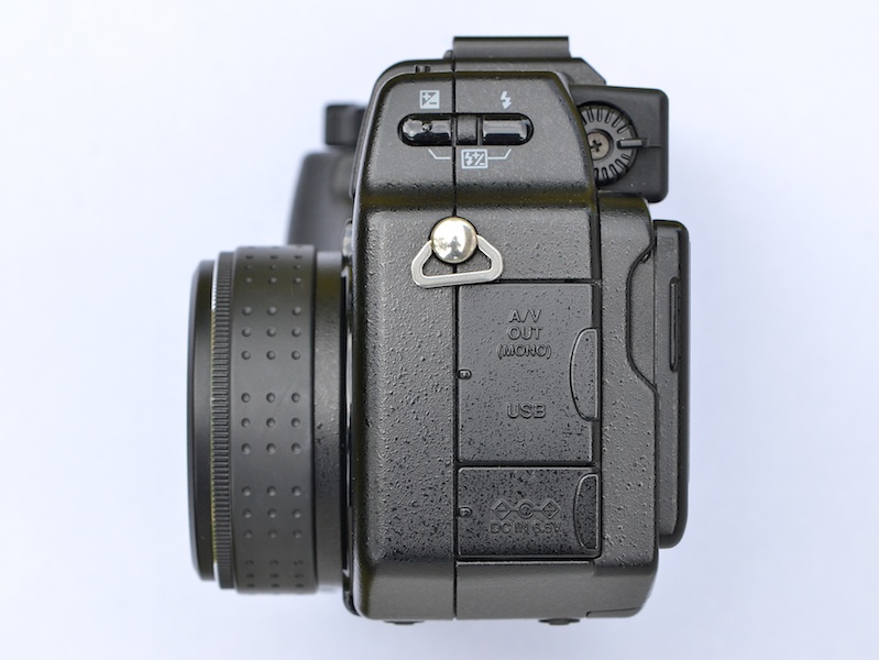 <b>レンズ鏡筒の外枠には、ズームリング風の幅広ラバーと、フォーカスリング風のローレット加工を施した金属製リング。ええ、どちらも飾りですけどね</b>