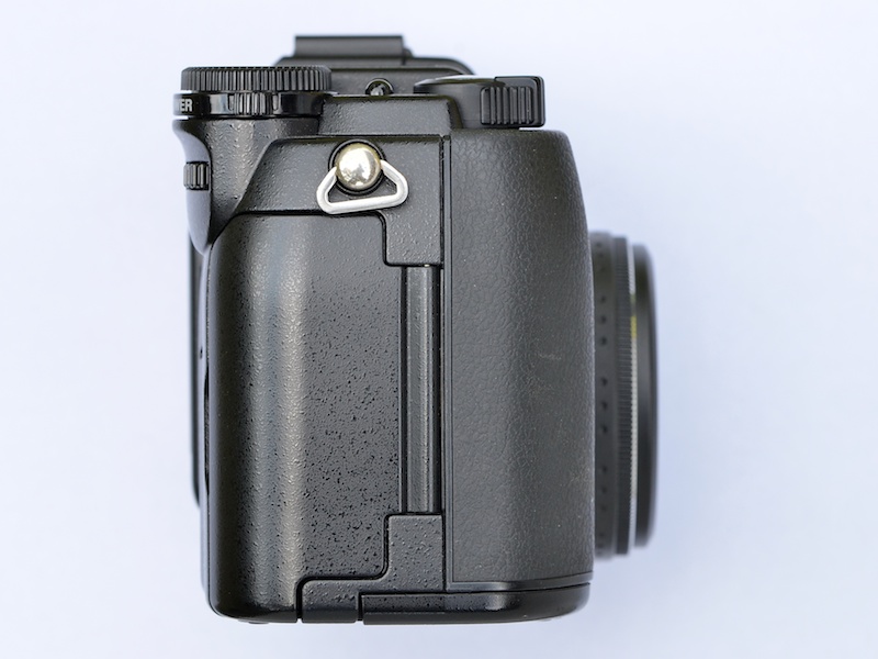 <b>レンズ鏡筒の外枠には、ズームリング風の幅広ラバーと、フォーカスリング風のローレット加工を施した金属製リング。ええ、どちらも飾りですけどね</b>