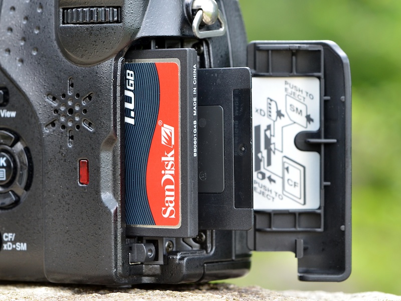 <b>2つのスロットにカードを同時に挿入可能。その際、どちらのカードスロットを使用するかは、背面の「カード切換えボタン」で瞬時に切り換えられる</b>