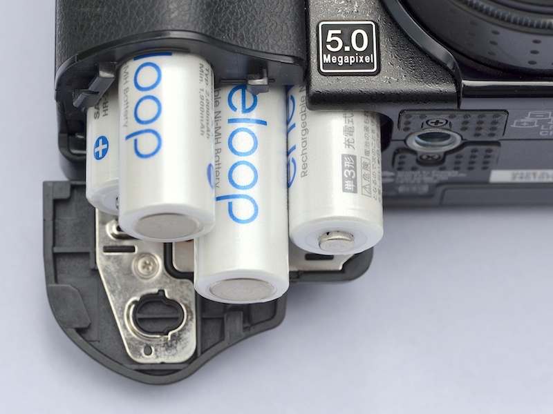 <b>電源は、リチウム電池パックCR-V3を2個、または単3電池4本。今回はニッケル水素電池を使用。予想以上に持ちが良く感じられた。だが、どういう訳か、電池を交換すると日時設定がクリアされてしまう</b>