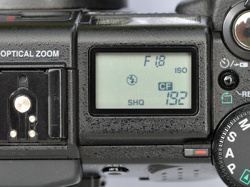 <b>上面に配置されるコントロールパネル。光学ファインダー（視度調節機能付き）とあわせて、高性能＆高級コンデジの証のようなモノかもね</b>