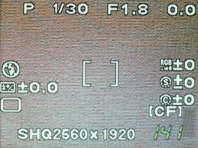 <b>撮影モード時の情報表示はけっこう多彩だが、約3秒後には左右の表示（ストロボモード、ストロボ補正、ドライブ、彩度、シャープネス、コントラスト）が消える。こうした以前のオリンパス機の時間差表示方法、けっこうイヤだったな</b>