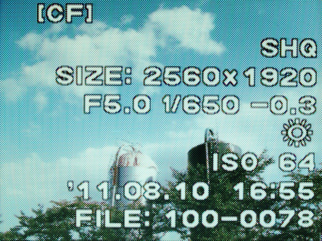 <b>「情報表示」を選ぶと…たいした情報は表示されてない上、約3秒経つと情報表示が消えちゃう。「ヒストグラム表示」の方はまずまず好印象。約3秒で消えないのが素晴らしい（笑）</b>