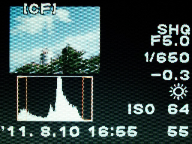 <b>「情報表示」を選ぶと…たいした情報は表示されてない上、約3秒経つと情報表示が消えちゃう。「ヒストグラム表示」の方はまずまず好印象。約3秒で消えないのが素晴らしい（笑）</b>