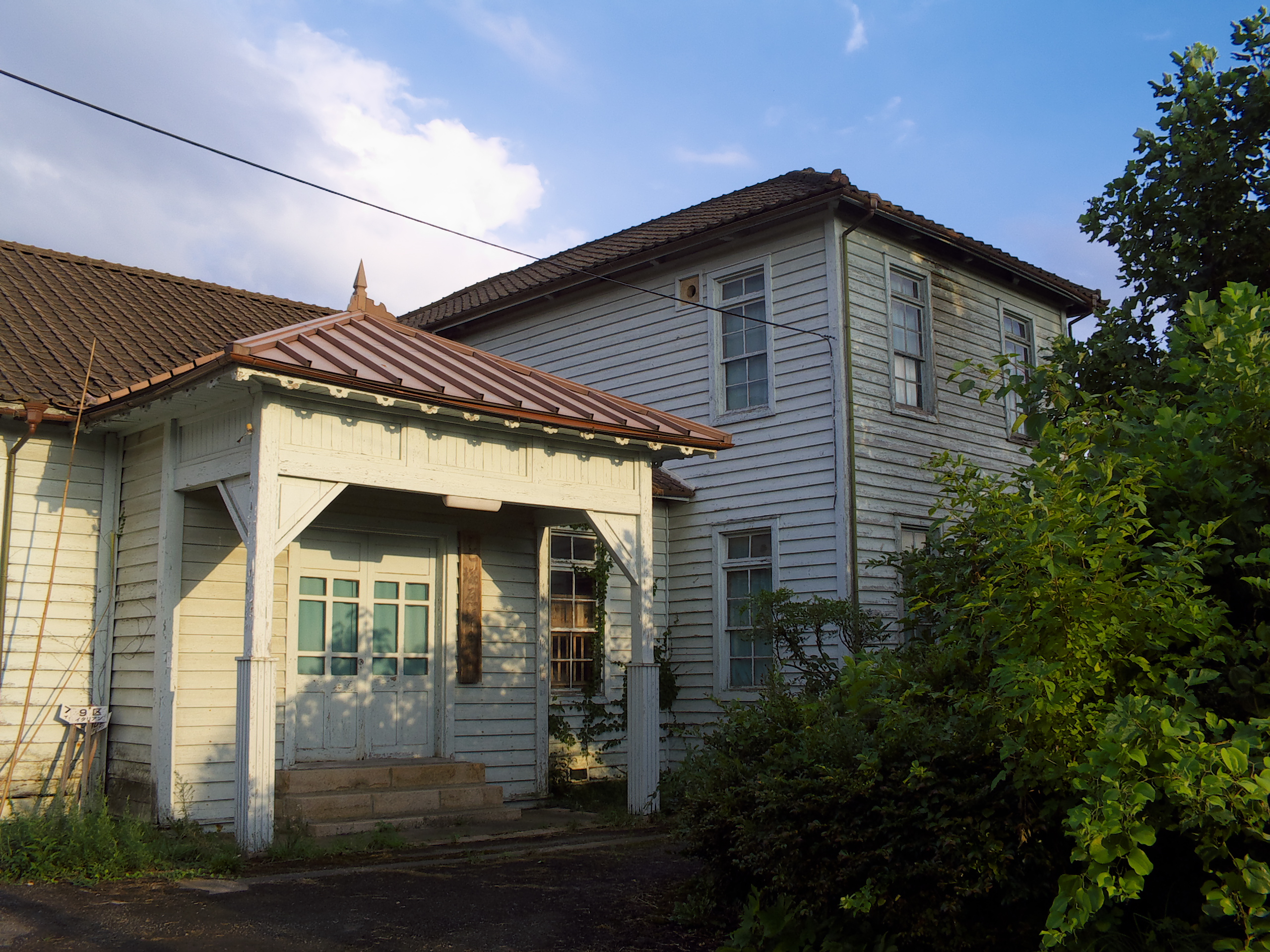 <b>「SILKYPIX Developer Studio Pro5」で現像。全体の彩度を少し上げたうえで、空を印象的に見せるために青色の明度を暗めに調節した</b>