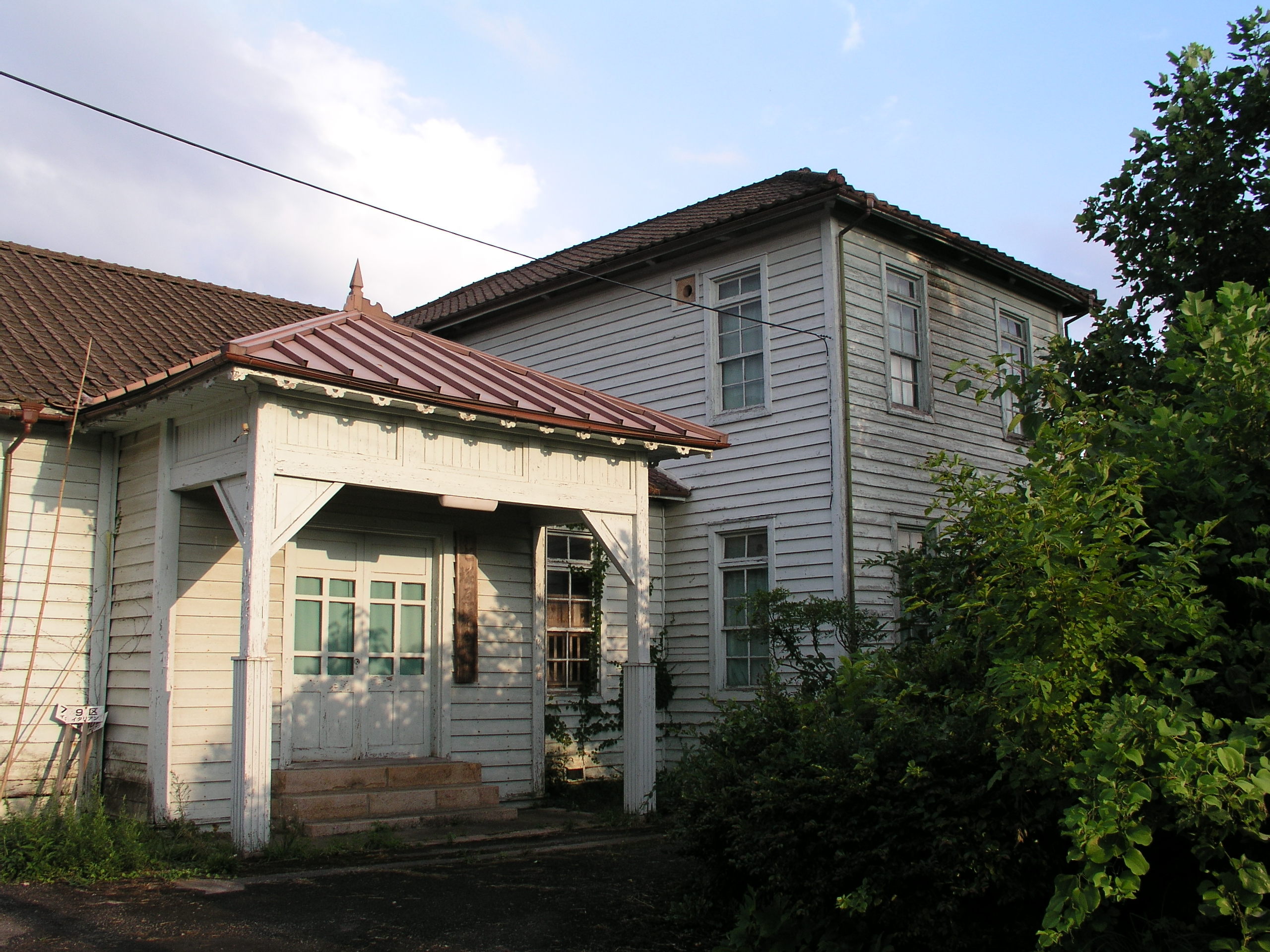 <b>カメラ内「RAW編集」。標準的な設定。画質モード（SHQ）、ホワイトバランス（オート）、WB補正（-）、シーンプリセット（標準）、シャープネス（±0）、コントラスト（±0）、彩度（±0）ファンクション撮影（-）、トリミング（-）</b>