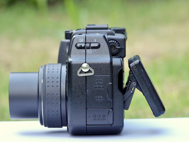 <b>液晶モニターの角度を変えるには、まずモニターの上部を引き出す（下向き20度）。そして、下部を持って上向きに角度を変える（20度、45度、90度の位置でクリックストップ）</b>