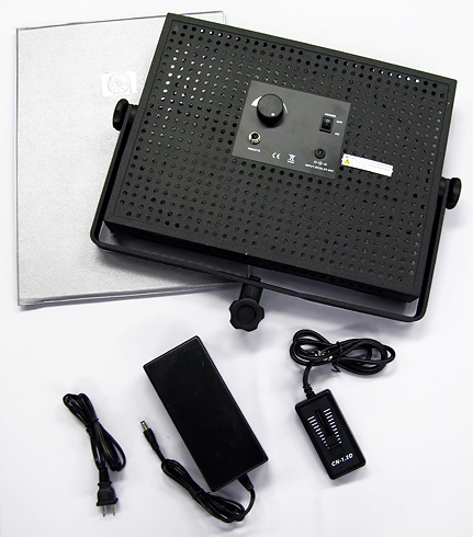 <b>有線リモコン（右下）が付属する</b>