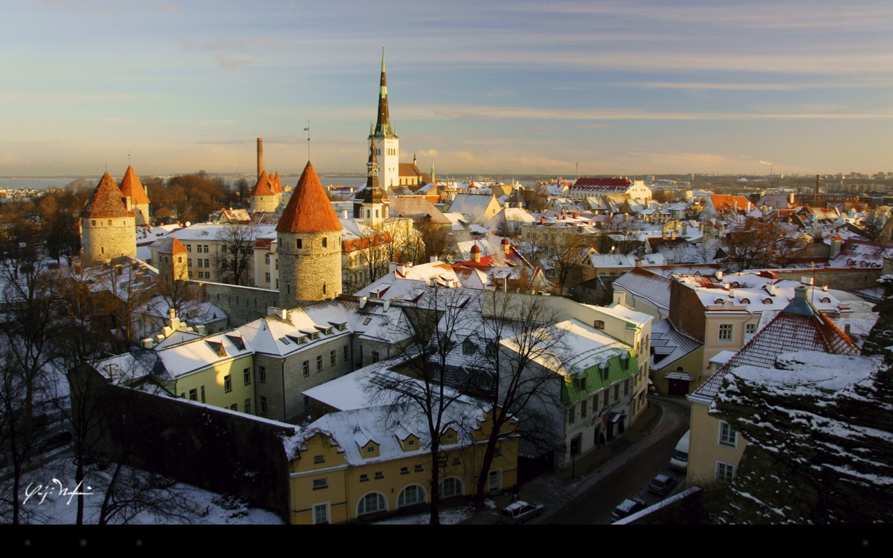 <b>一度ダブルタッチすると、最下部の操作アイコンが表示されるエリア以外、上下の黒い帯を埋めるように画像が拡大される</b>