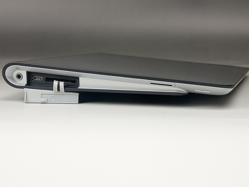 <b>側面にあるSDメモリーカードスロット。そのうえにあるマイクロUSB端子は、ホスト・クライアント対応で、カードリーダーの接続も可能</b>