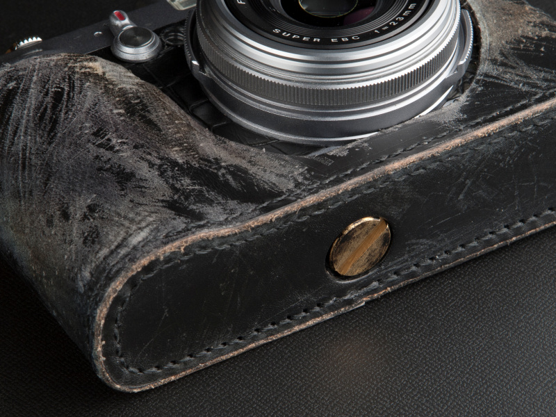 <b>底面のネジでレザーケースを固定する。そのため三脚穴は使用できない</b>