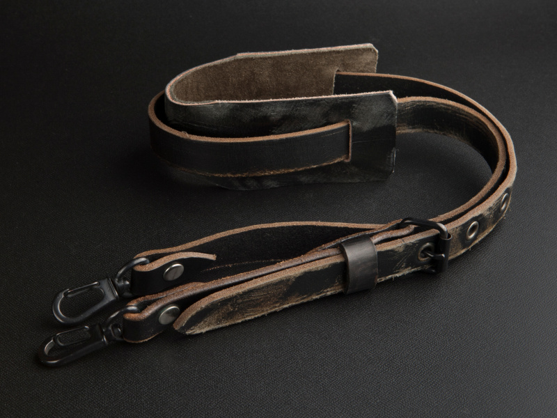 <b>参考商品のクラッシュレザー製ストラップ。肉厚のレザーで存在感がある</b>