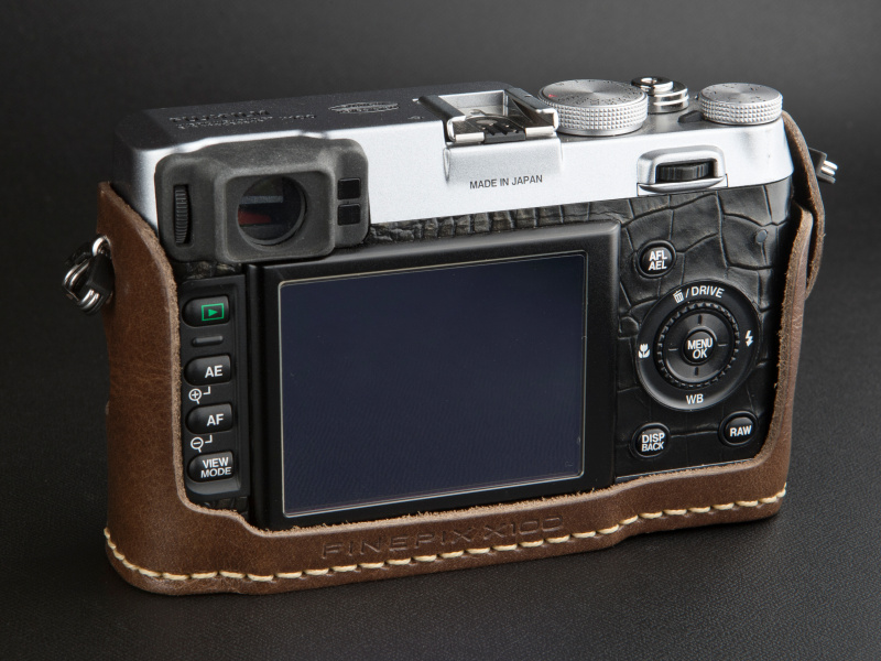 <b>裏面の下部に「FINEPIX X100」とロゴマークが刻印されている</b>