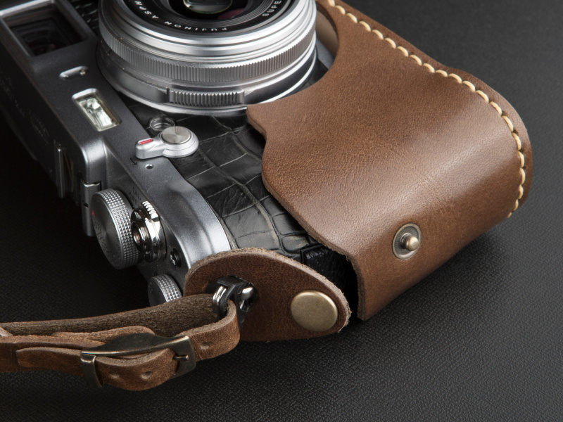 <b>スナップボタンを外すと底部にイージーアクセスできる。バッテリーやメモリカードの交換が容易だ</b>