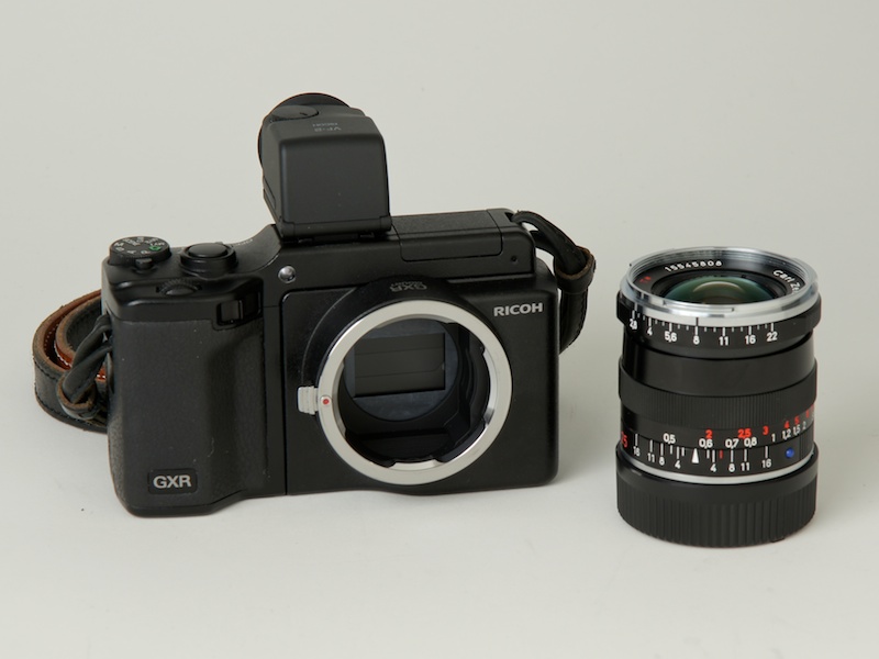 <b>GXR MOUNT A12を装着したGXR（左）とBiogon T* 2.8/25 ZM。今回は電子ビューファインダーのVF-2も活躍した</b>