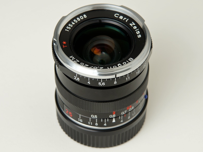 <b>Biogon T* 2.8/25 ZM。前方から</b>