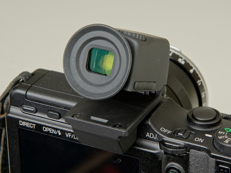 <b>微妙なピント合わせに役立ったのがVF-2。晴天屋外で威力を発揮する。なくてもGXR MOUNT A12を使用できるが、ファインダーに接眼することで撮影時の気分も乗ってくる</b>