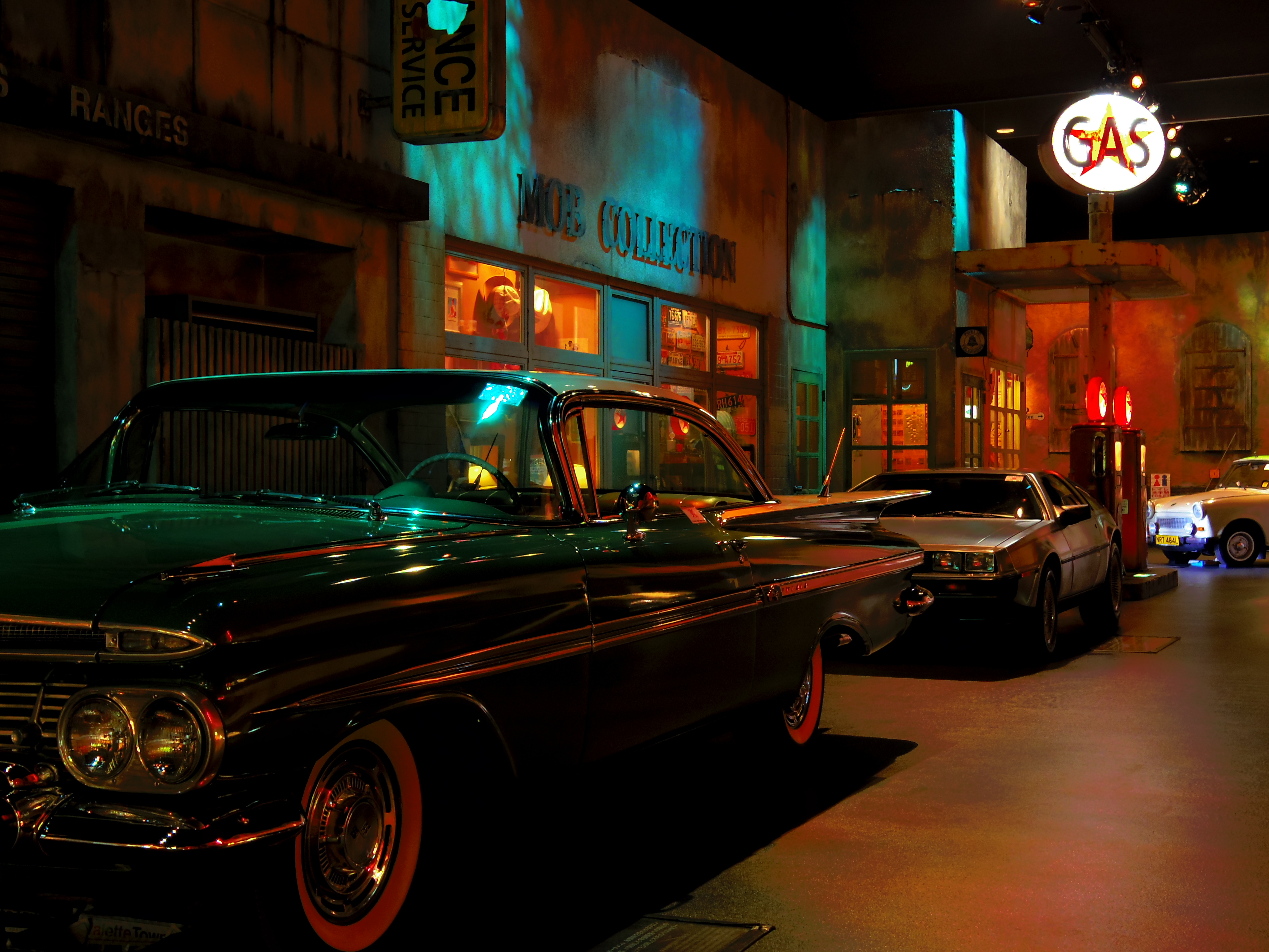 <b>夜のネオン街の裏道をイメージ。色味が寂しいシーンでも「極彩」を使えば簡単にアートなイメージになるので、エフェクト機能はカメラ初心者さんにオススメです! スマートエフェクト:極彩 / PENTAX Q / PENTAX-01 STANDARD PRIME / 約2.7MB / 4,000×3,000 / 1/1.7秒 / F4 / 0.0EV / ISO125 / 8.5mm</b>