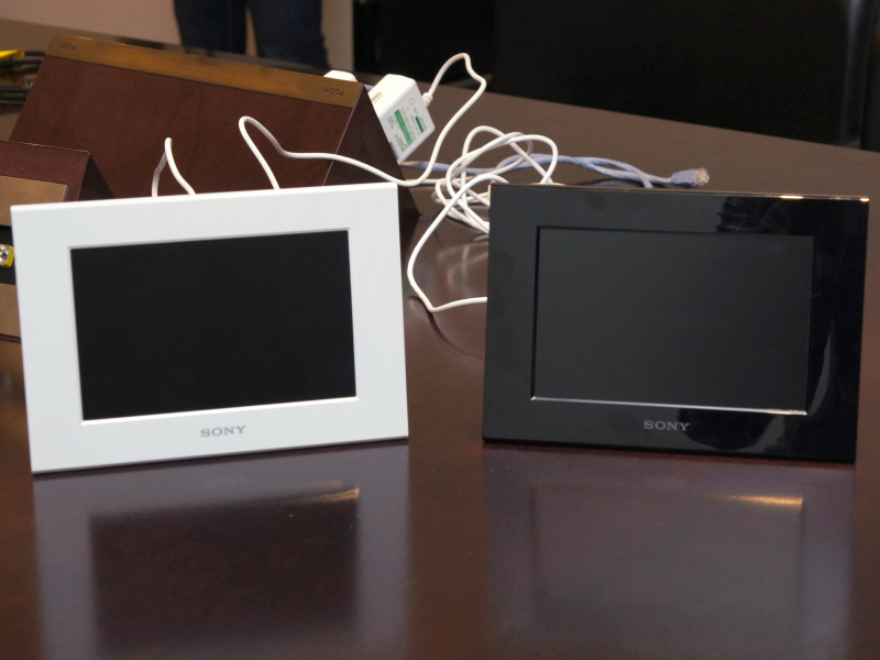 <b>DPF-C70A（左からホワイト、ブラック）</b>