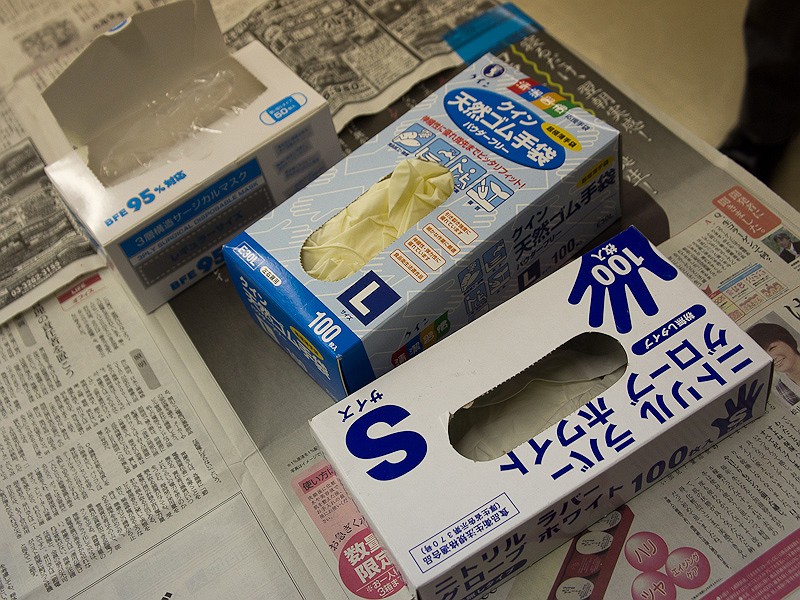 <b>実際に写真に触れる必要がある場合は、マスクとゴム手袋を装着する。海水につかっていたこともあり、衛生面での心配もあるからで、空気清浄機も導入したいという</b>