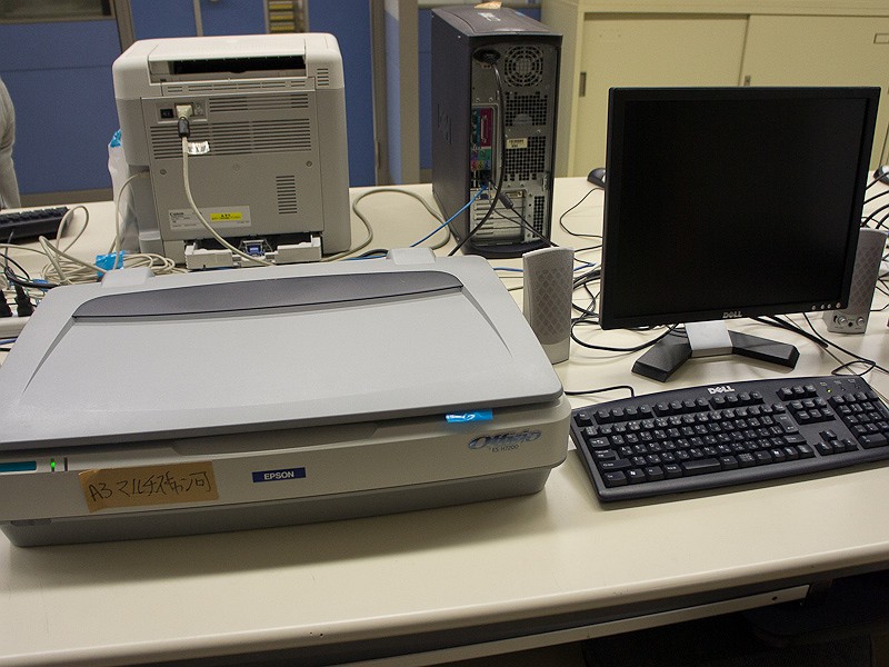 <b>現在は提供を受けたA3対応スキャナーで取り込んでいる。1枚ずつスキャンするのではなく、アルバムの1ページごとにスキャンしているので、大型サイズのスキャナによって作業効率が向上したという</b>